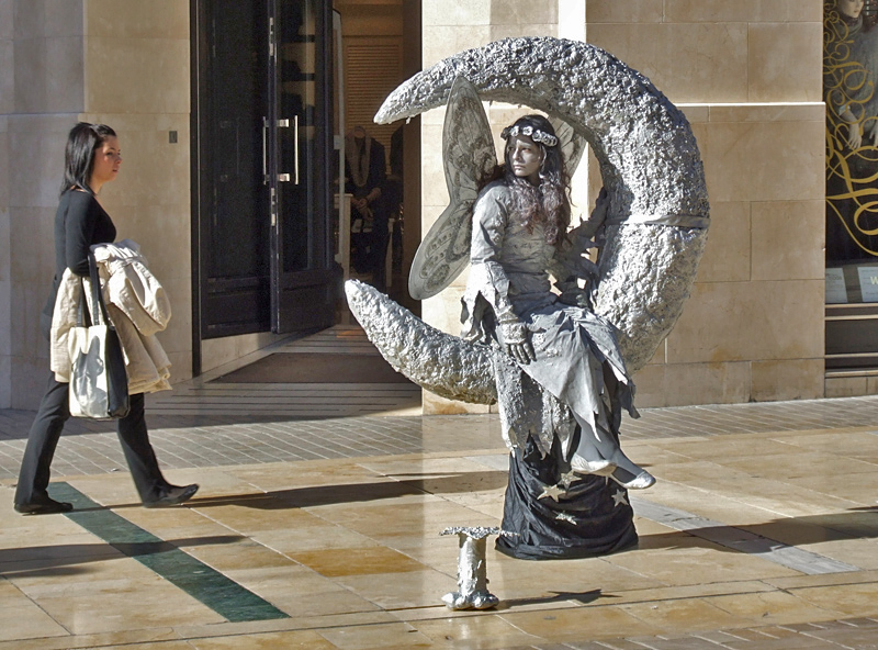 Human statue in Calle Larios